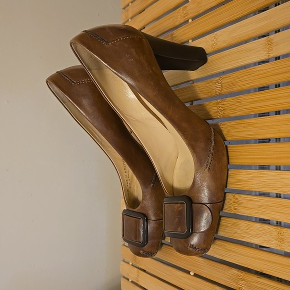 Cole Haan brown leather heels with pilgrim buckle - Picture 3 of 11